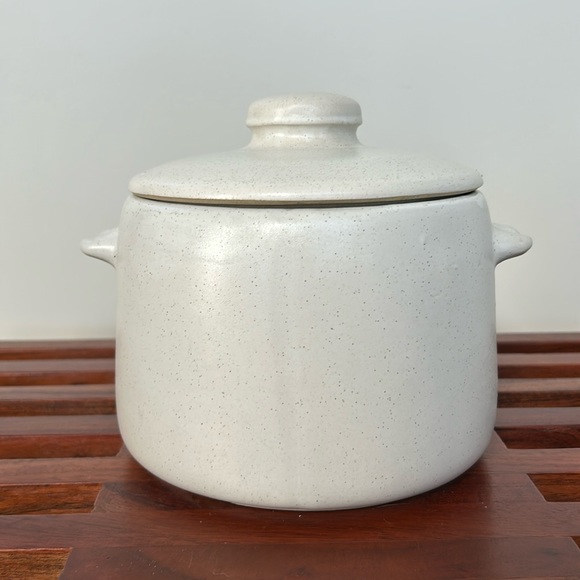 Vintage 1960’s West Bend “ Bean Pot “. Great condition. Tiny mark , chip on lid. - Picture 3 of 7